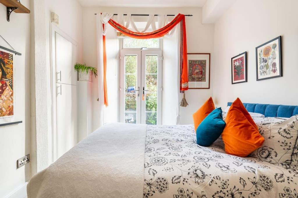 Holyrood Park: Lush & Arty 2 Double Bed Flat Apartment เอดินบะระ ภายนอก รูปภาพ