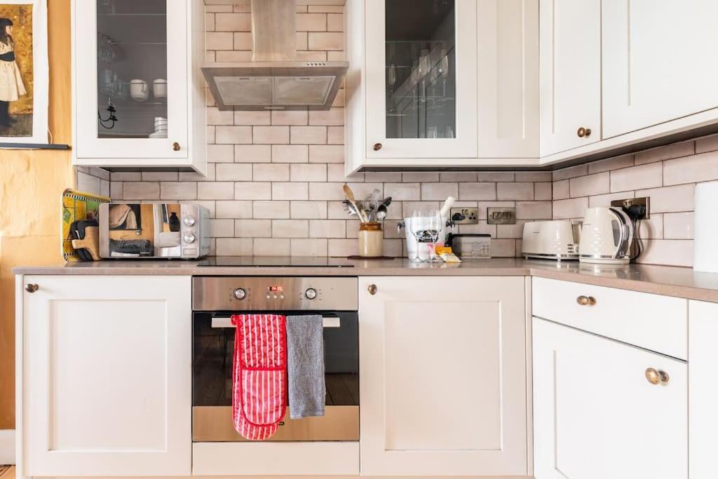 Holyrood Park: Lush & Arty 2 Double Bed Flat Apartment เอดินบะระ ภายนอก รูปภาพ