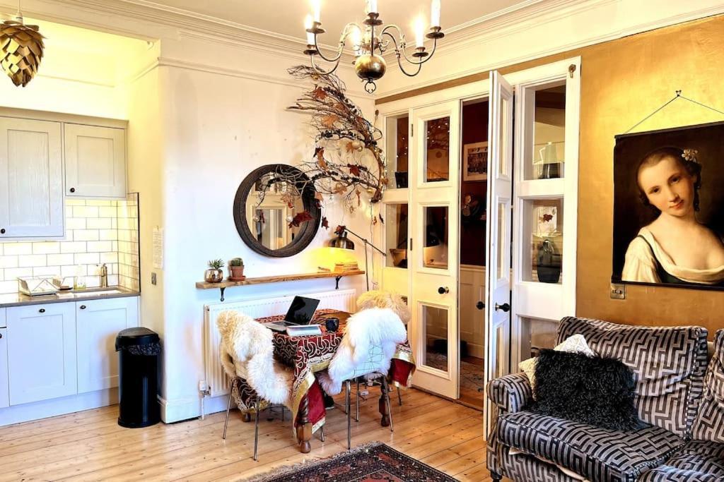 Holyrood Park: Lush & Arty 2 Double Bed Flat Apartment เอดินบะระ ภายนอก รูปภาพ
