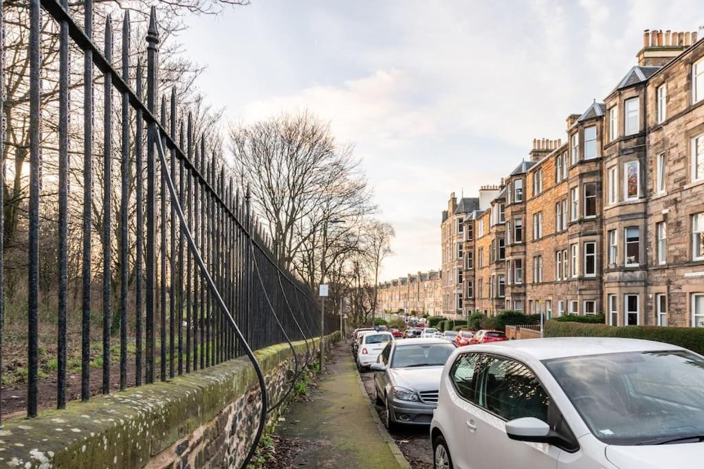 Holyrood Park: Lush & Arty 2 Double Bed Flat Apartment เอดินบะระ ภายนอก รูปภาพ
