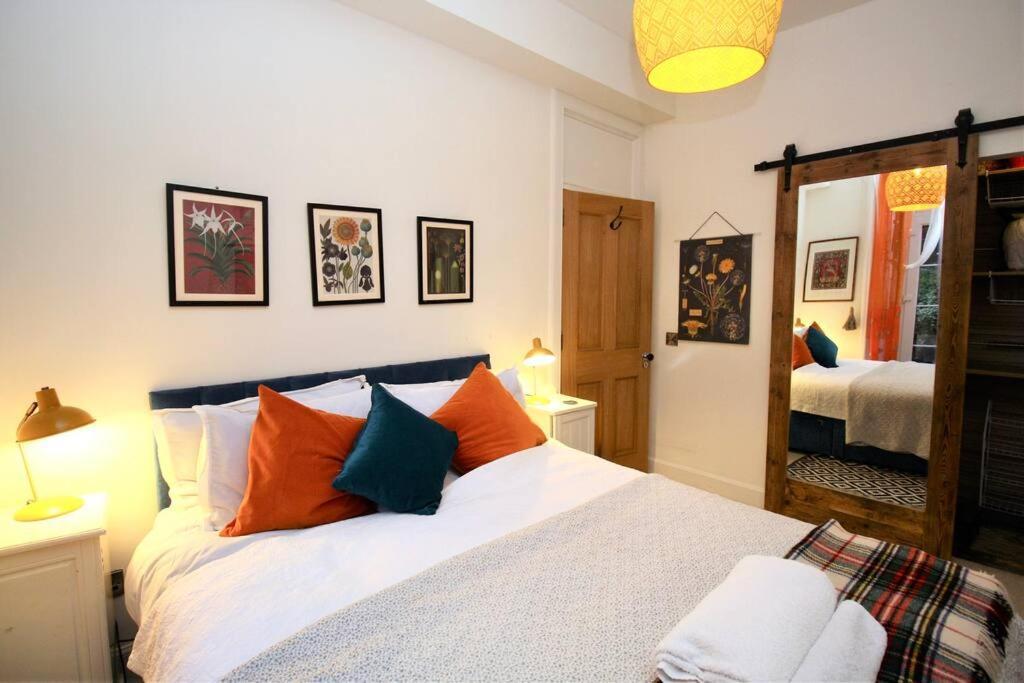Holyrood Park: Lush & Arty 2 Double Bed Flat Apartment เอดินบะระ ภายนอก รูปภาพ