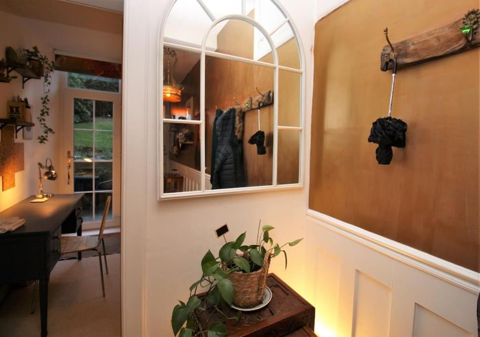 Holyrood Park: Lush & Arty 2 Double Bed Flat Apartment เอดินบะระ ภายนอก รูปภาพ
