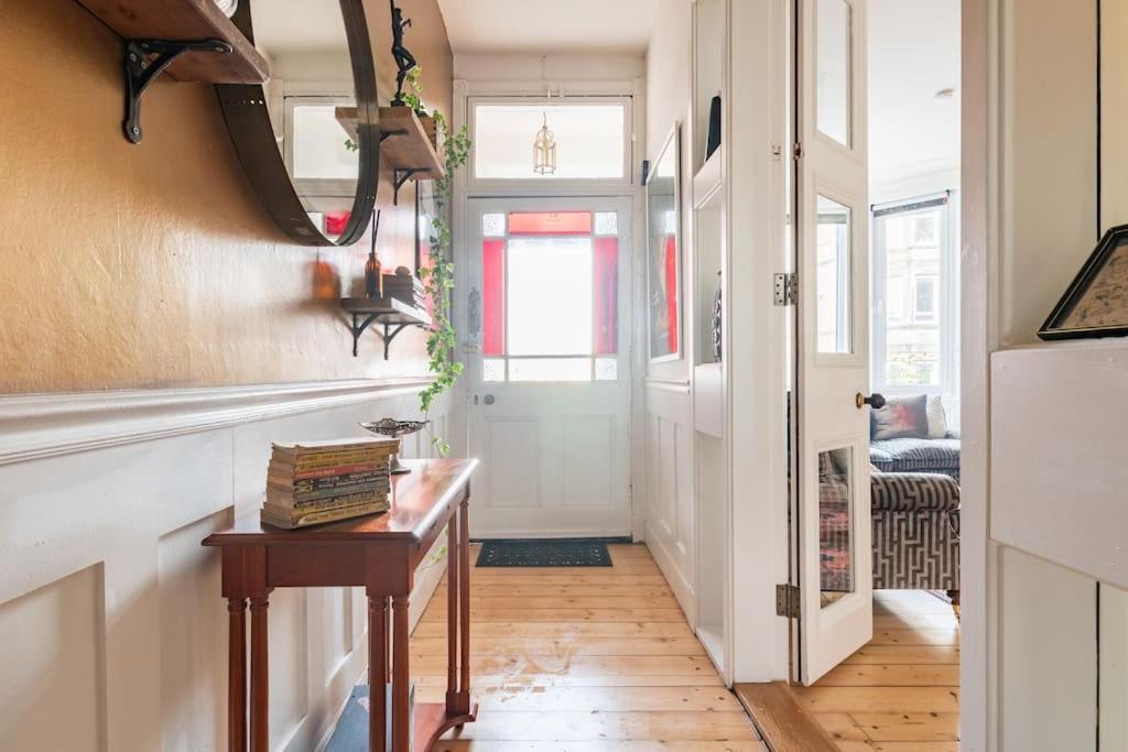 Holyrood Park: Lush & Arty 2 Double Bed Flat Apartment เอดินบะระ ภายนอก รูปภาพ