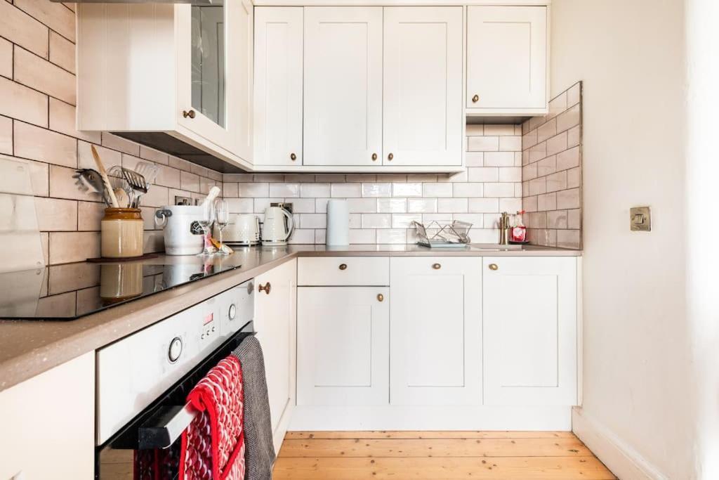 Holyrood Park: Lush & Arty 2 Double Bed Flat Apartment เอดินบะระ ภายนอก รูปภาพ