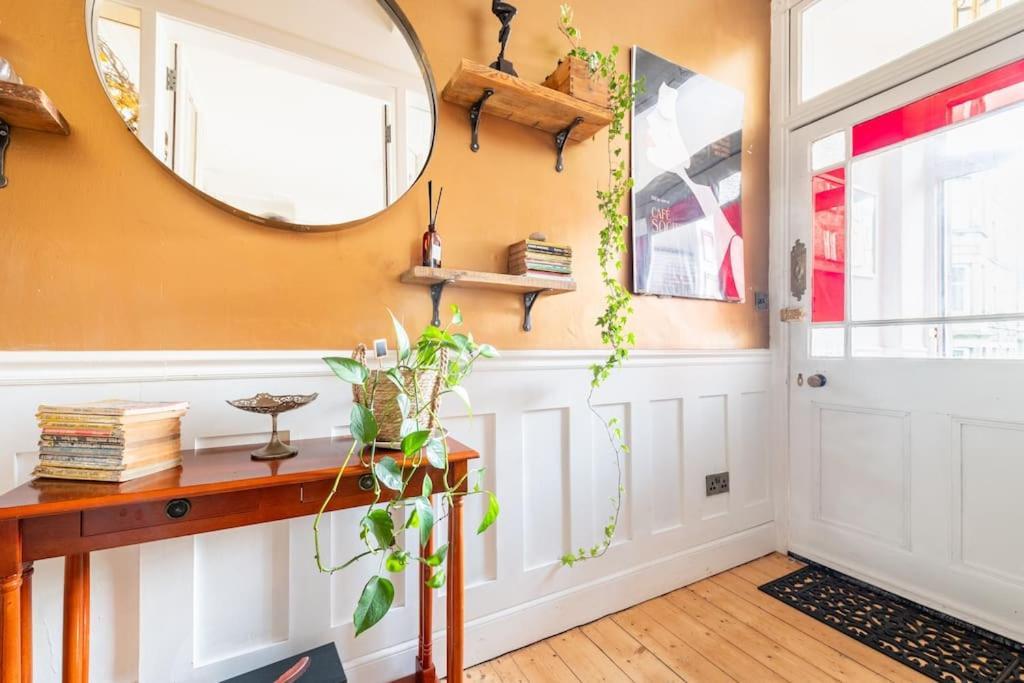 Holyrood Park: Lush & Arty 2 Double Bed Flat Apartment เอดินบะระ ภายนอก รูปภาพ