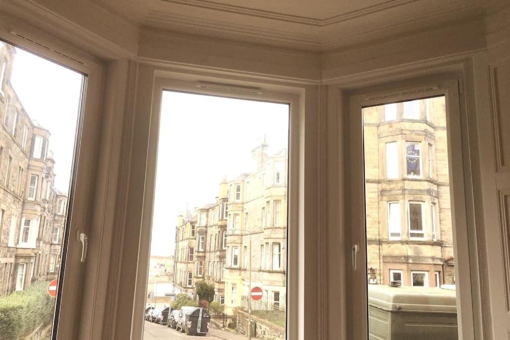 Holyrood Park: Lush & Arty 2 Double Bed Flat Apartment เอดินบะระ ภายนอก รูปภาพ