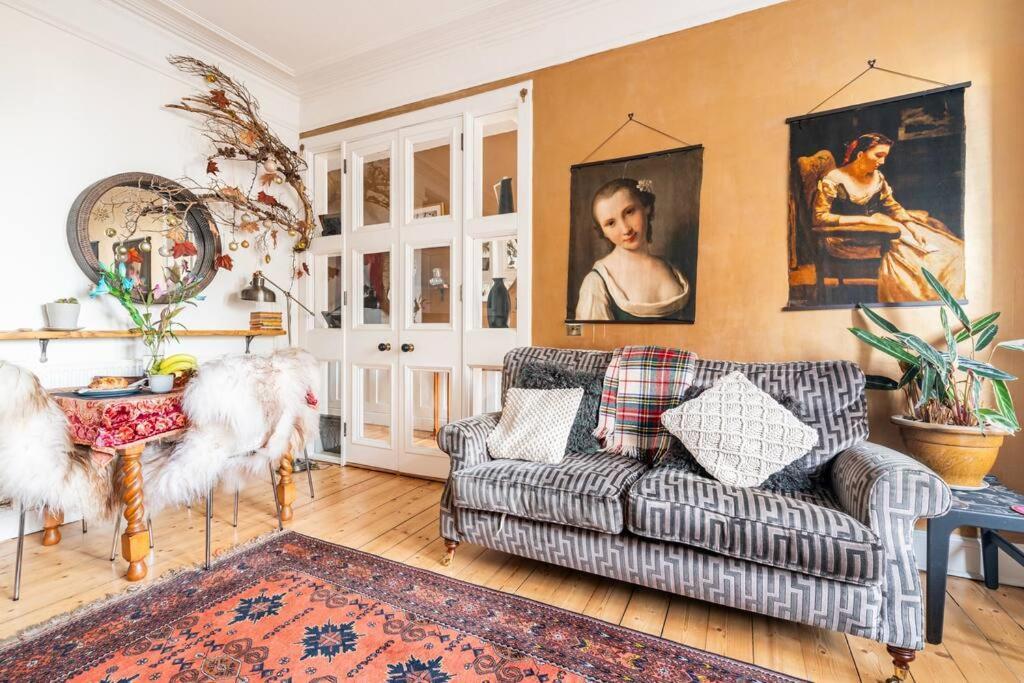 Holyrood Park: Lush & Arty 2 Double Bed Flat Apartment เอดินบะระ ภายนอก รูปภาพ