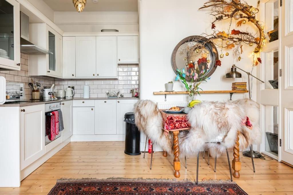 Holyrood Park: Lush & Arty 2 Double Bed Flat Apartment เอดินบะระ ภายนอก รูปภาพ