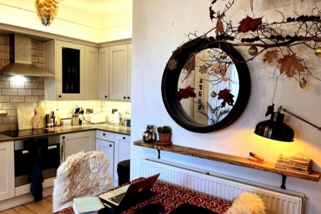 Holyrood Park: Lush & Arty 2 Double Bed Flat Apartment เอดินบะระ ภายนอก รูปภาพ