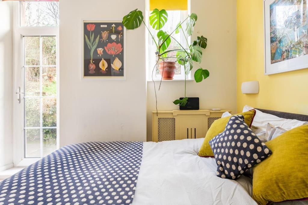 Holyrood Park: Lush & Arty 2 Double Bed Flat Apartment เอดินบะระ ภายนอก รูปภาพ