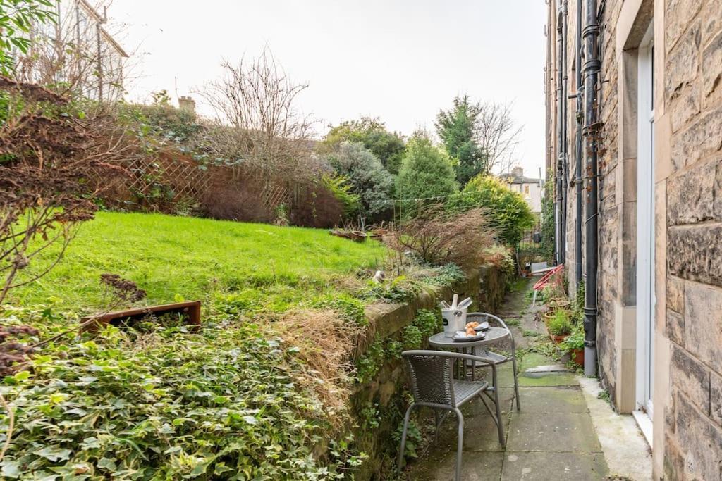Holyrood Park: Lush & Arty 2 Double Bed Flat Apartment เอดินบะระ ภายนอก รูปภาพ