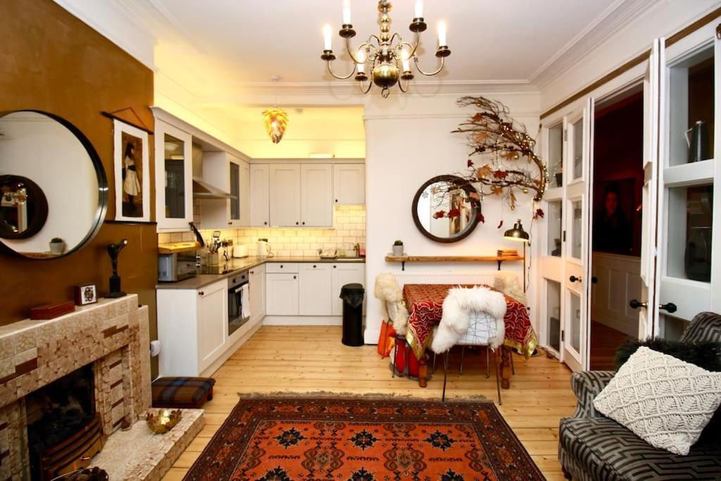 Holyrood Park: Lush & Arty 2 Double Bed Flat Apartment เอดินบะระ ภายนอก รูปภาพ